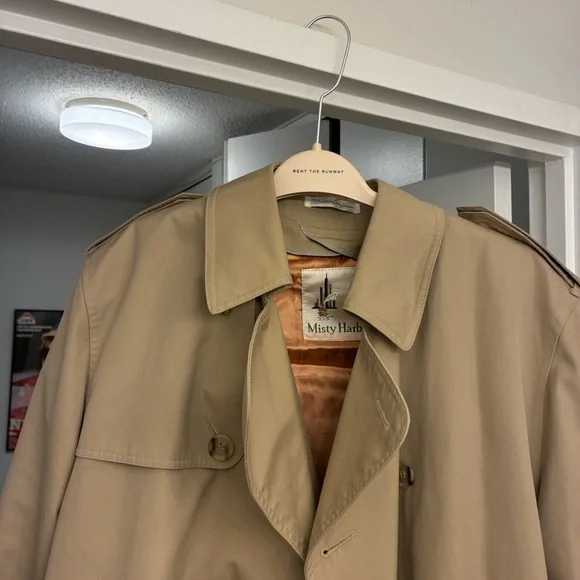 Classic Tan Trench Coat. No smoking. A very warm coat. No flaws - Picture 7 of 11